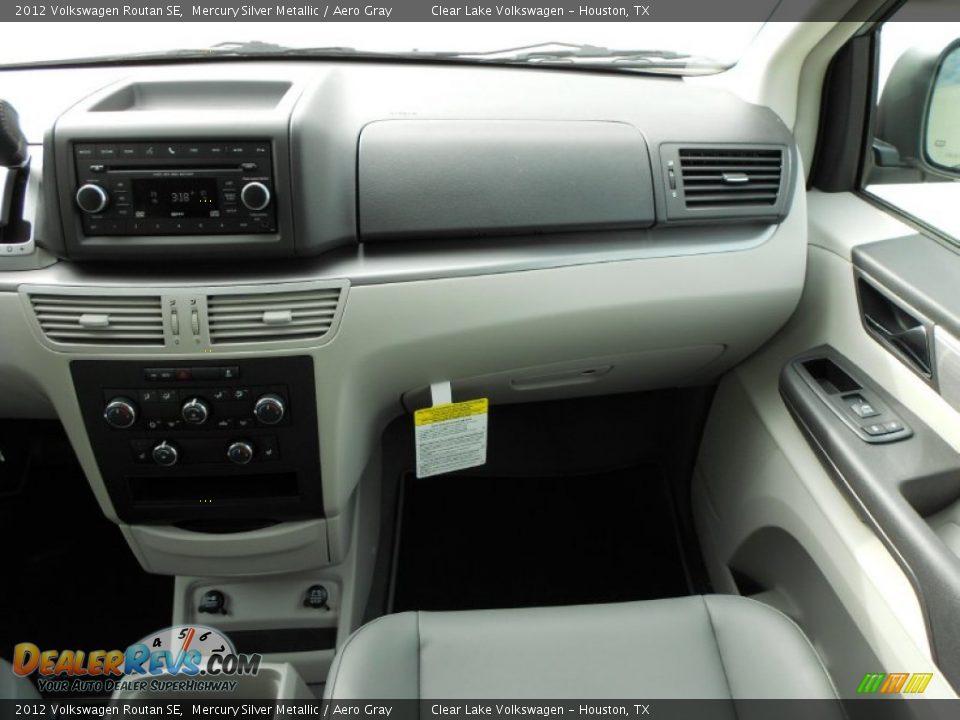 2012 Volkswagen Routan SE Mercury Silver Metallic / Aero Gray Photo #17