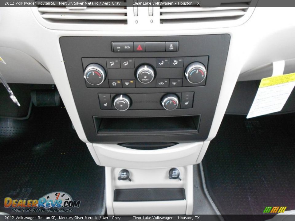 2012 Volkswagen Routan SE Mercury Silver Metallic / Aero Gray Photo #20