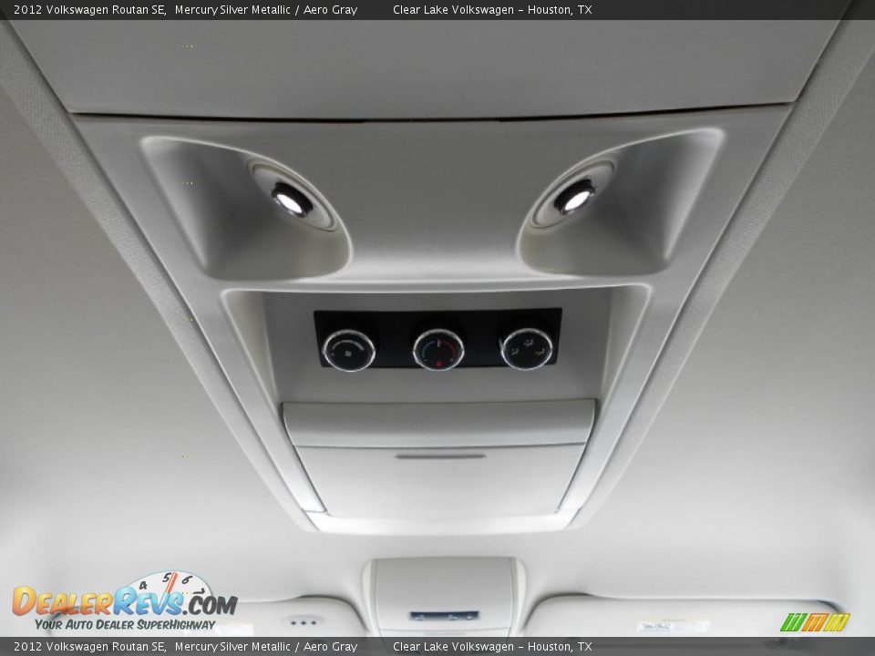 2012 Volkswagen Routan SE Mercury Silver Metallic / Aero Gray Photo #22
