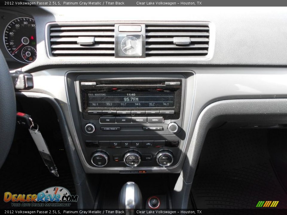 2012 Volkswagen Passat 2.5L S Platinum Gray Metallic / Titan Black Photo #17