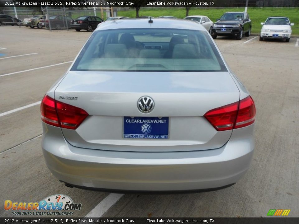 2012 Volkswagen Passat 2.5L S Reflex Silver Metallic / Moonrock Gray Photo #5