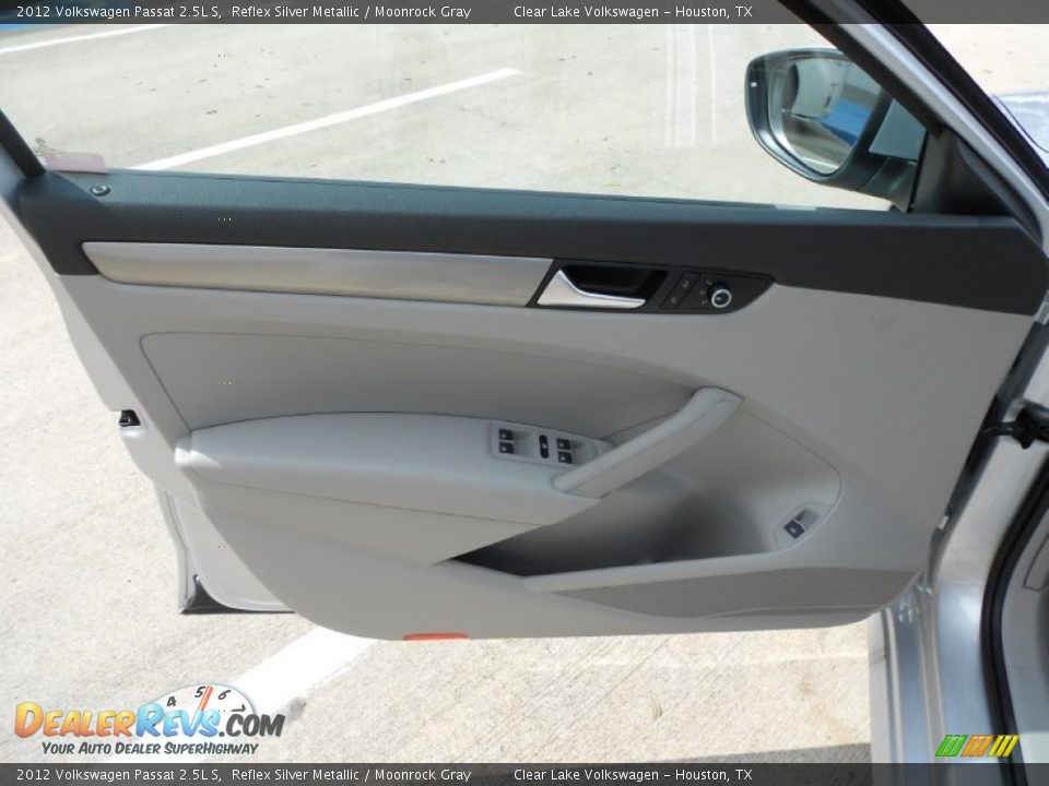2012 Volkswagen Passat 2.5L S Reflex Silver Metallic / Moonrock Gray Photo #9