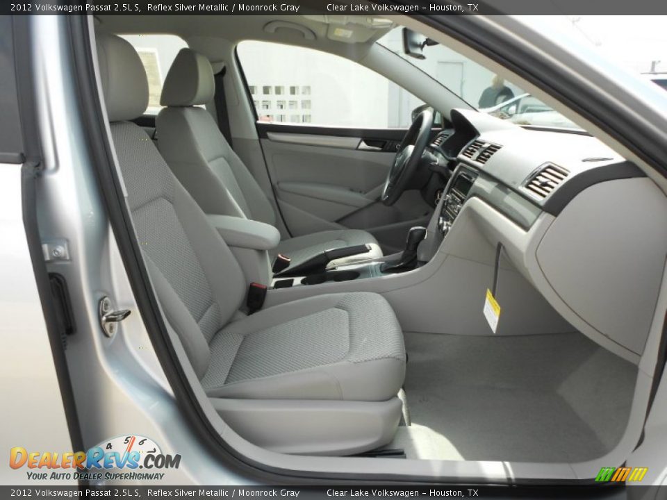 2012 Volkswagen Passat 2.5L S Reflex Silver Metallic / Moonrock Gray Photo #12