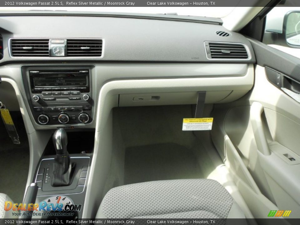 2012 Volkswagen Passat 2.5L S Reflex Silver Metallic / Moonrock Gray Photo #14