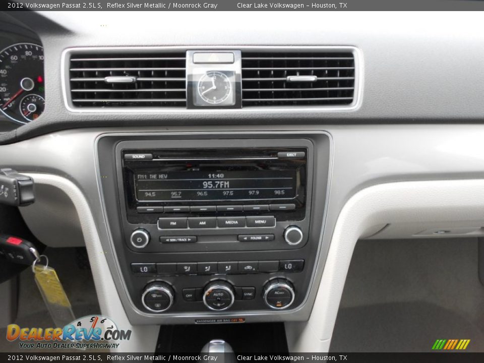 2012 Volkswagen Passat 2.5L S Reflex Silver Metallic / Moonrock Gray Photo #16