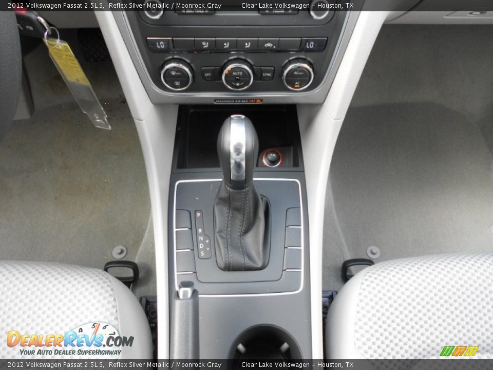 2012 Volkswagen Passat 2.5L S Reflex Silver Metallic / Moonrock Gray Photo #17