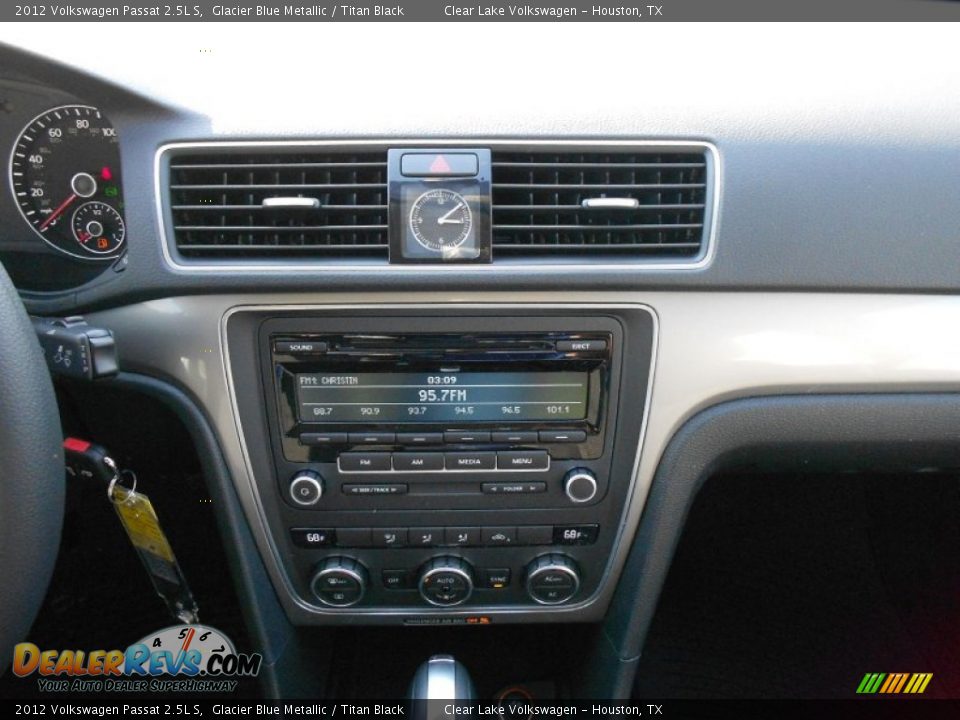 2012 Volkswagen Passat 2.5L S Glacier Blue Metallic / Titan Black Photo #16