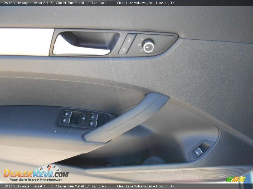 2012 Volkswagen Passat 2.5L S Glacier Blue Metallic / Titan Black Photo #19