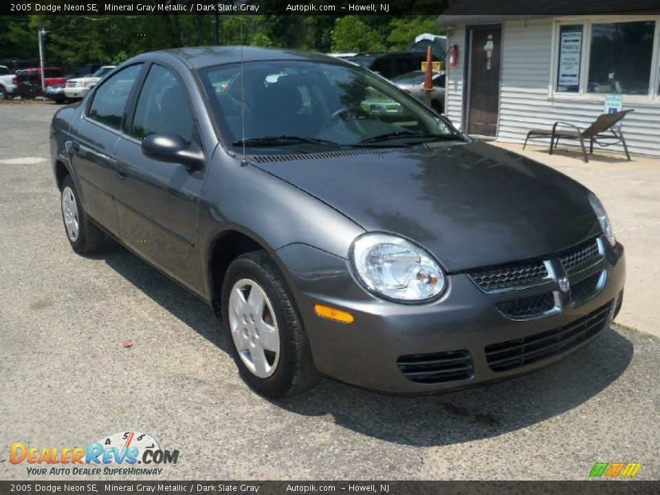 Front 3/4 View of 2005 Dodge Neon SE Photo #2
