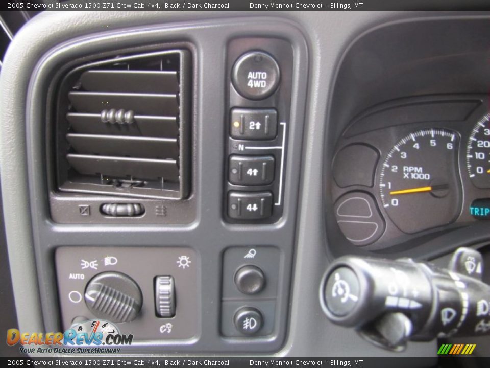 Controls of 2005 Chevrolet Silverado 1500 Z71 Crew Cab 4x4 Photo #18