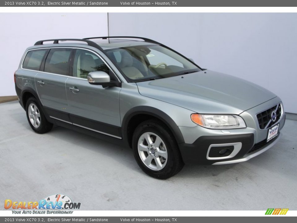 Front 3/4 View of 2013 Volvo XC70 3.2 Photo #8