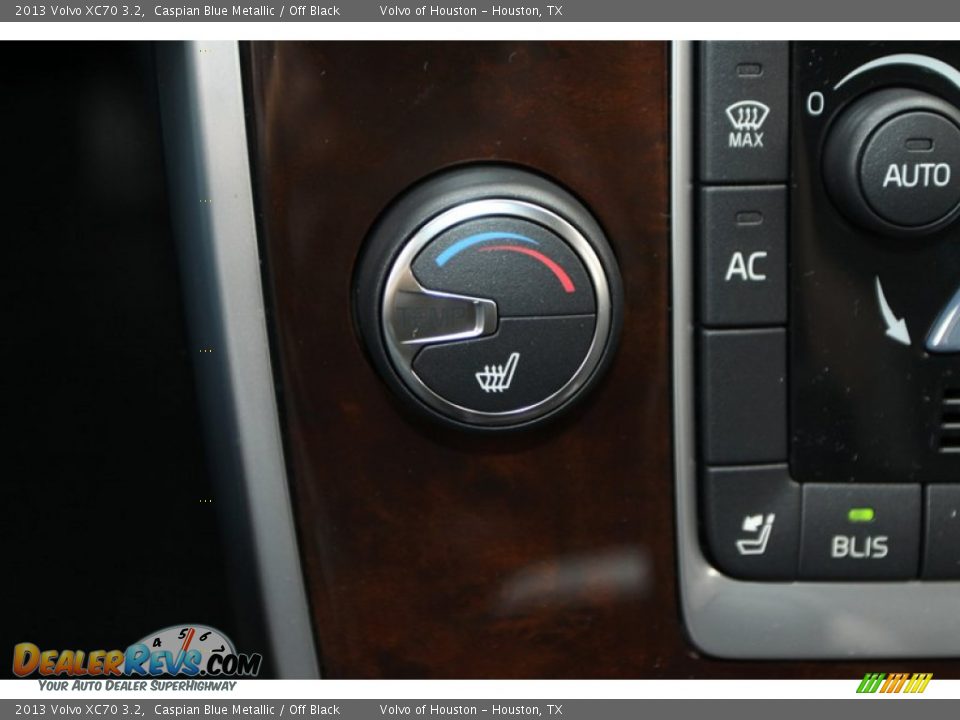 Controls of 2013 Volvo XC70 3.2 Photo #21