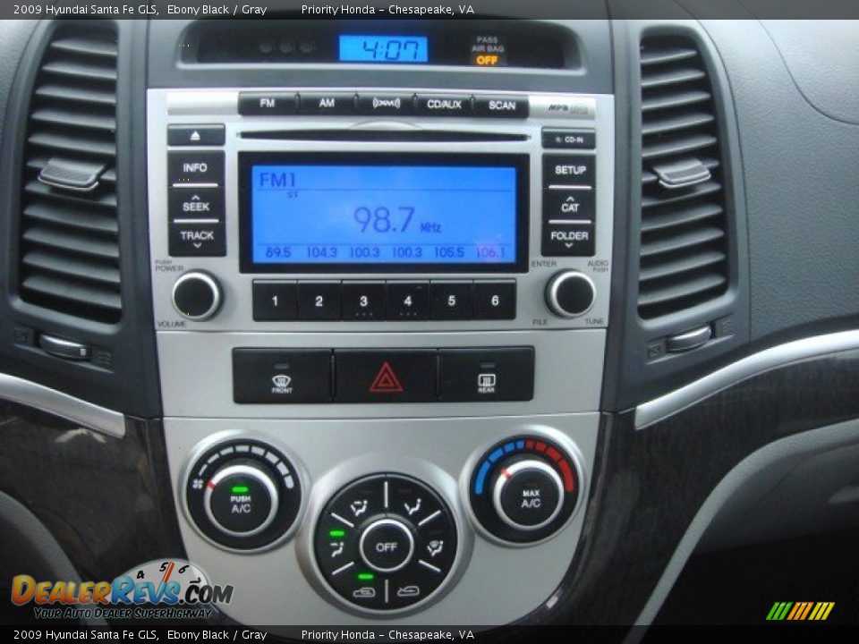 Controls of 2009 Hyundai Santa Fe GLS Photo #14
