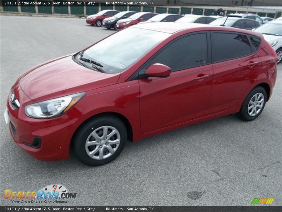 Front 3/4 View of 2013 Hyundai Accent GS 5 Door Photo #2