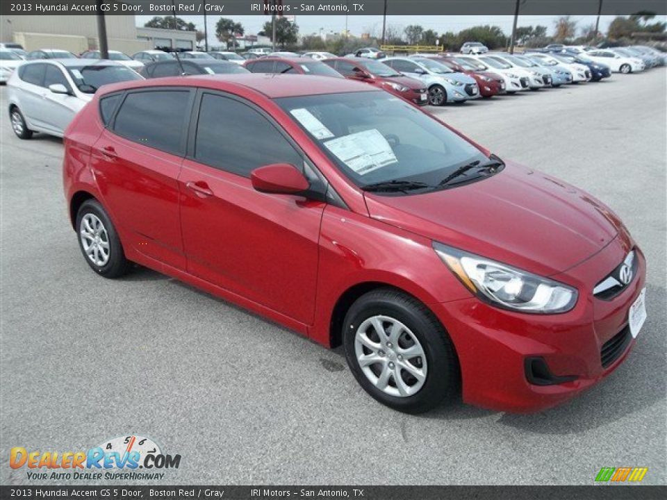 Front 3/4 View of 2013 Hyundai Accent GS 5 Door Photo #4