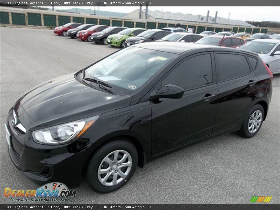 2013 Hyundai Accent GS 5 Door Ultra Black / Gray Photo #2