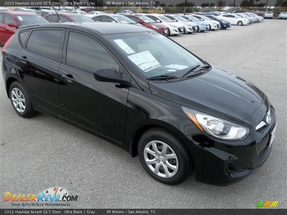 2013 Hyundai Accent GS 5 Door Ultra Black / Gray Photo #7