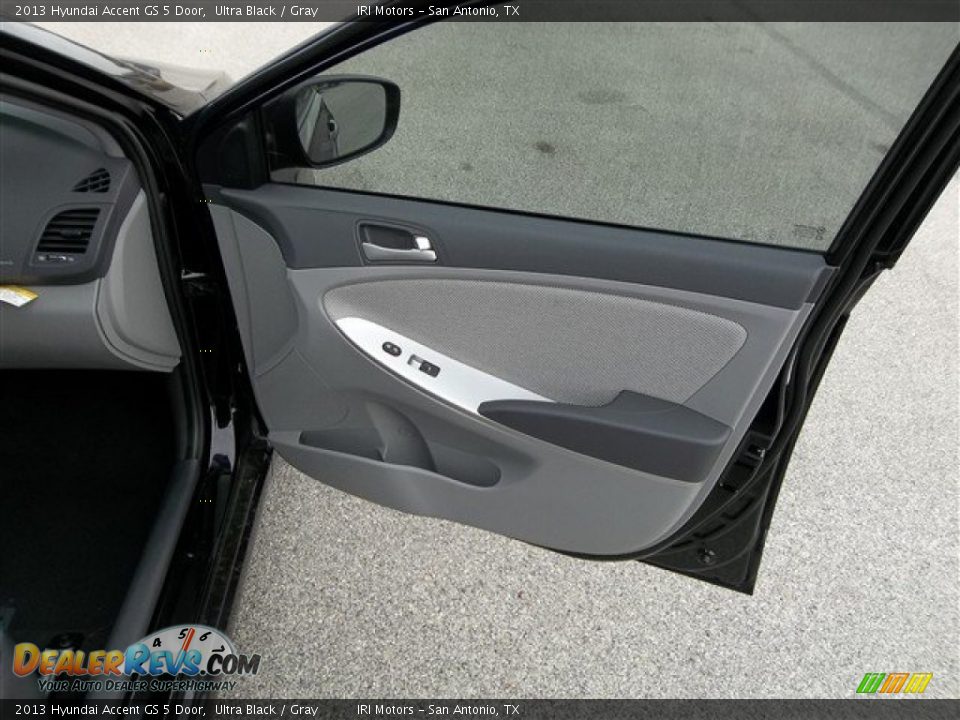 2013 Hyundai Accent GS 5 Door Ultra Black / Gray Photo #8