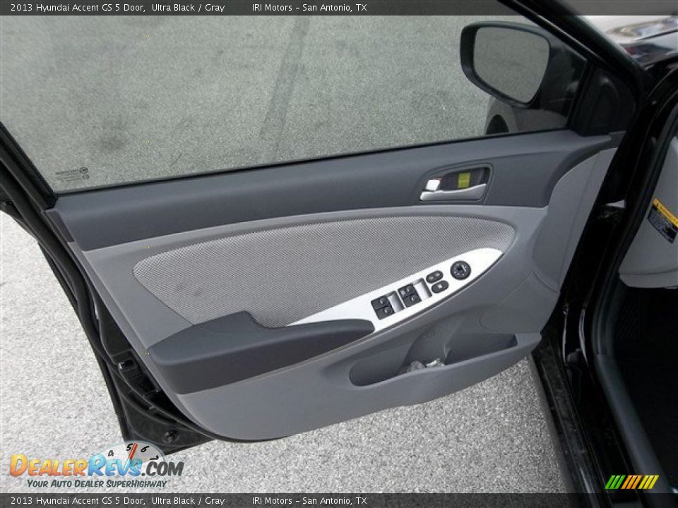 2013 Hyundai Accent GS 5 Door Ultra Black / Gray Photo #13