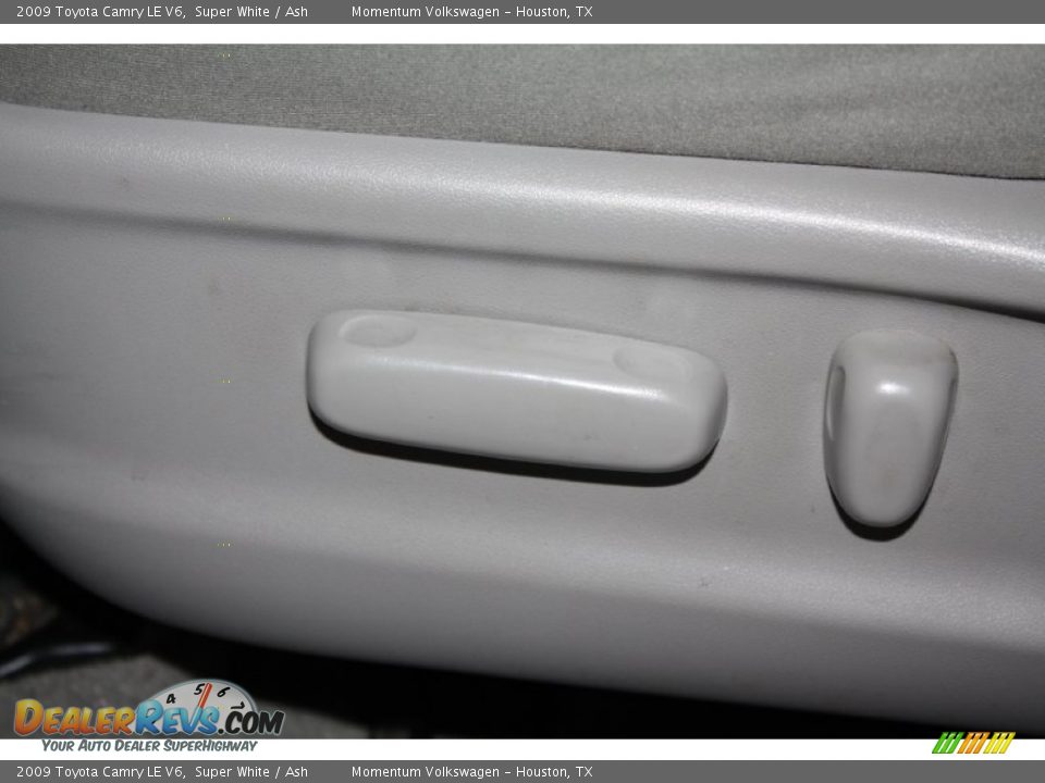 2009 Toyota Camry LE V6 Super White / Ash Photo #15
