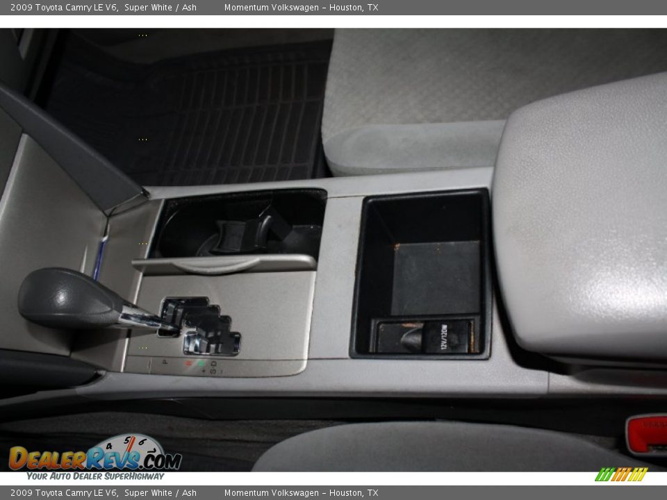 2009 Toyota Camry LE V6 Super White / Ash Photo #17
