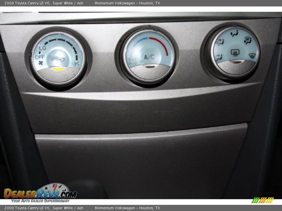 2009 Toyota Camry LE V6 Super White / Ash Photo #19