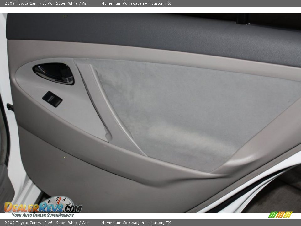2009 Toyota Camry LE V6 Super White / Ash Photo #31