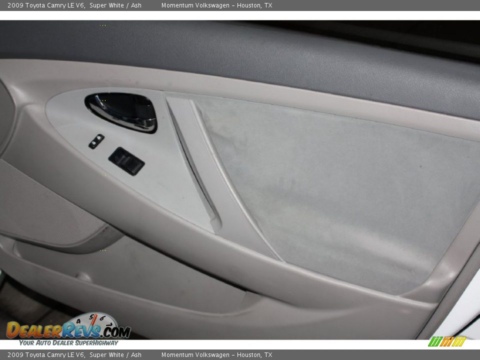 2009 Toyota Camry LE V6 Super White / Ash Photo #33