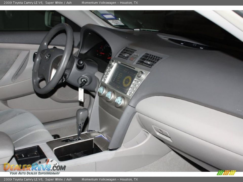 2009 Toyota Camry LE V6 Super White / Ash Photo #34