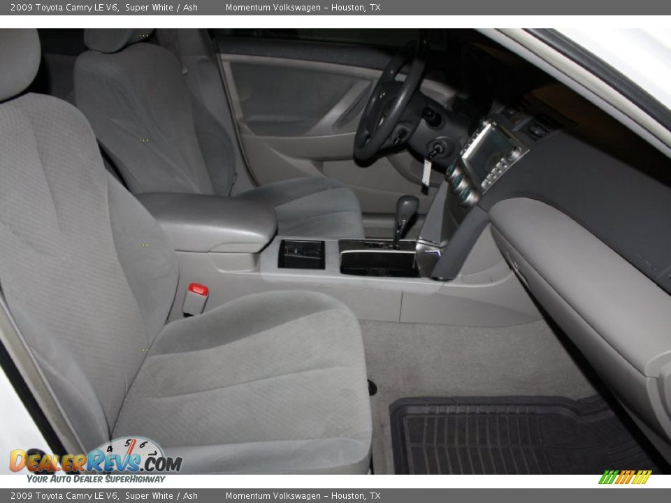 2009 Toyota Camry LE V6 Super White / Ash Photo #35