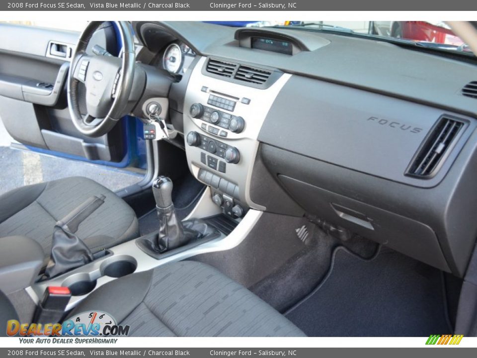 Dashboard of 2008 Ford Focus SE Sedan Photo #16