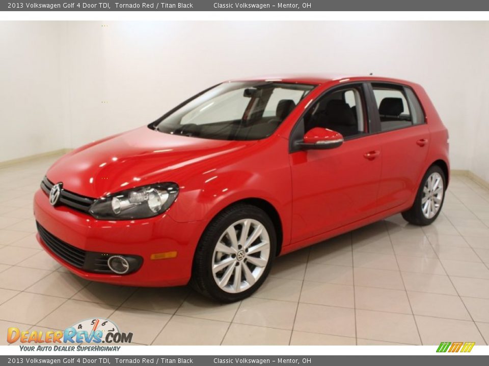 Front 3/4 View of 2013 Volkswagen Golf 4 Door TDI Photo #3
