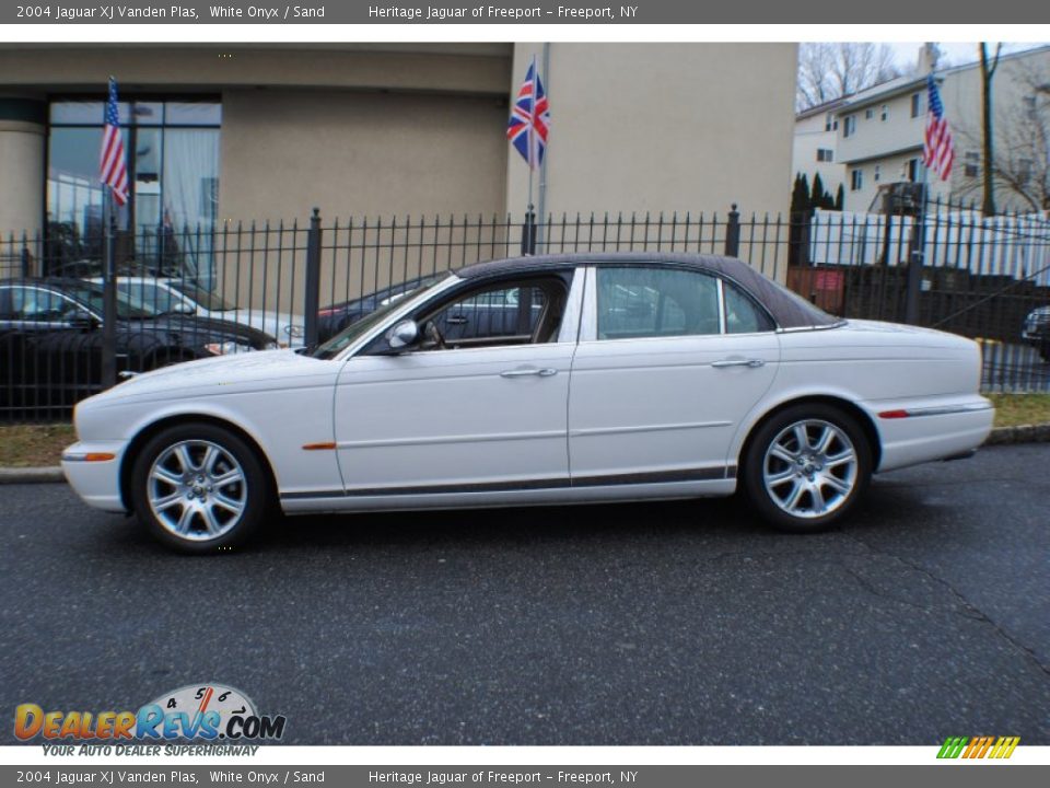 2004 Jaguar XJ Vanden Plas White Onyx / Sand Photo #3