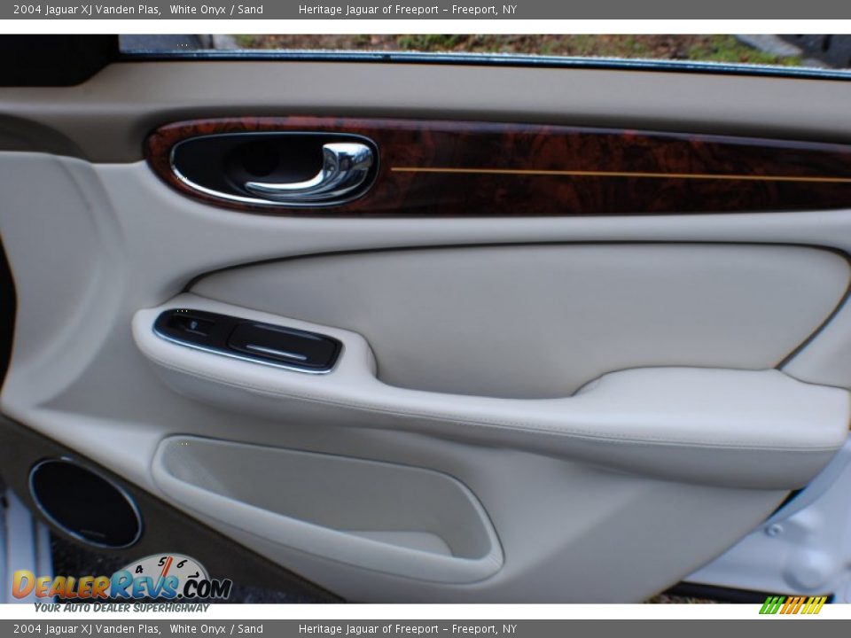2004 Jaguar XJ Vanden Plas White Onyx / Sand Photo #9