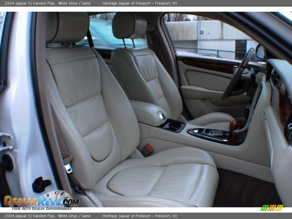 2004 Jaguar XJ Vanden Plas White Onyx / Sand Photo #10