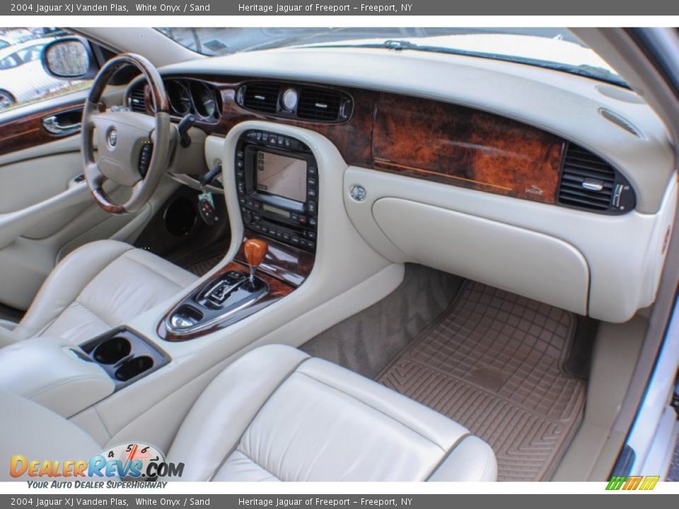 2004 Jaguar XJ Vanden Plas White Onyx / Sand Photo #11