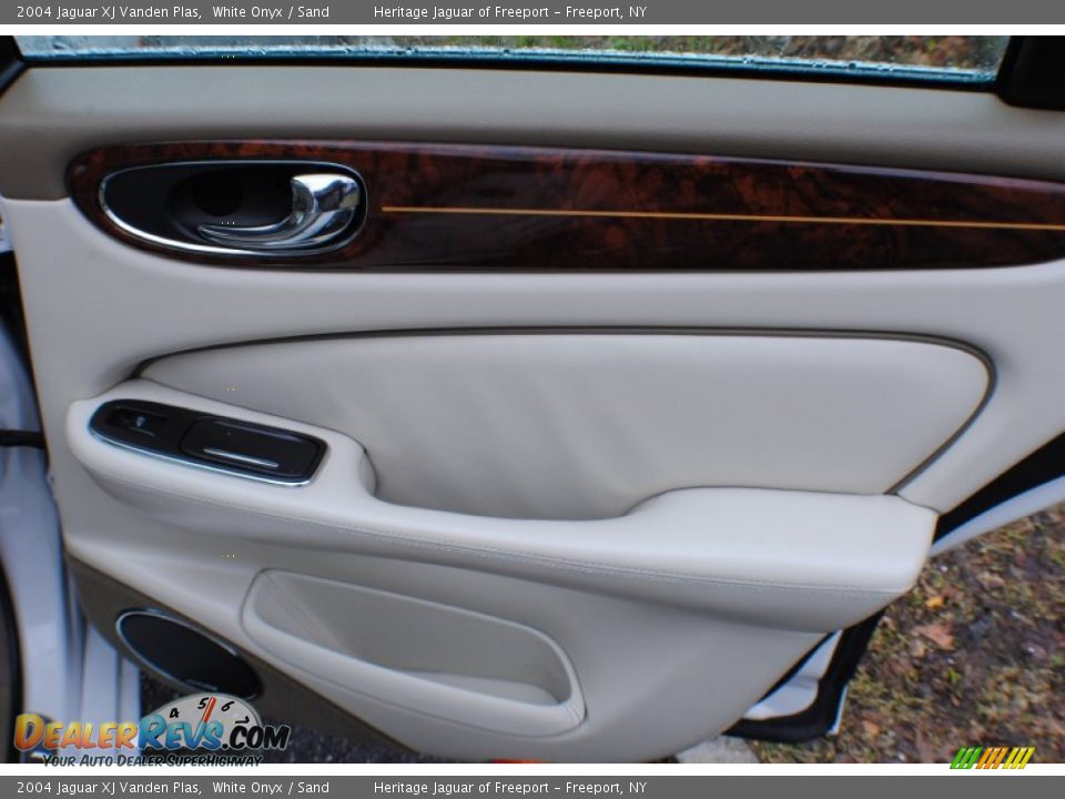 2004 Jaguar XJ Vanden Plas White Onyx / Sand Photo #12