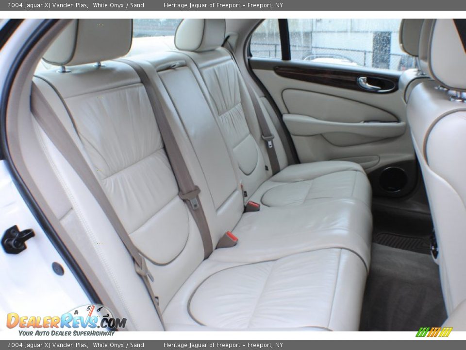 2004 Jaguar XJ Vanden Plas White Onyx / Sand Photo #13