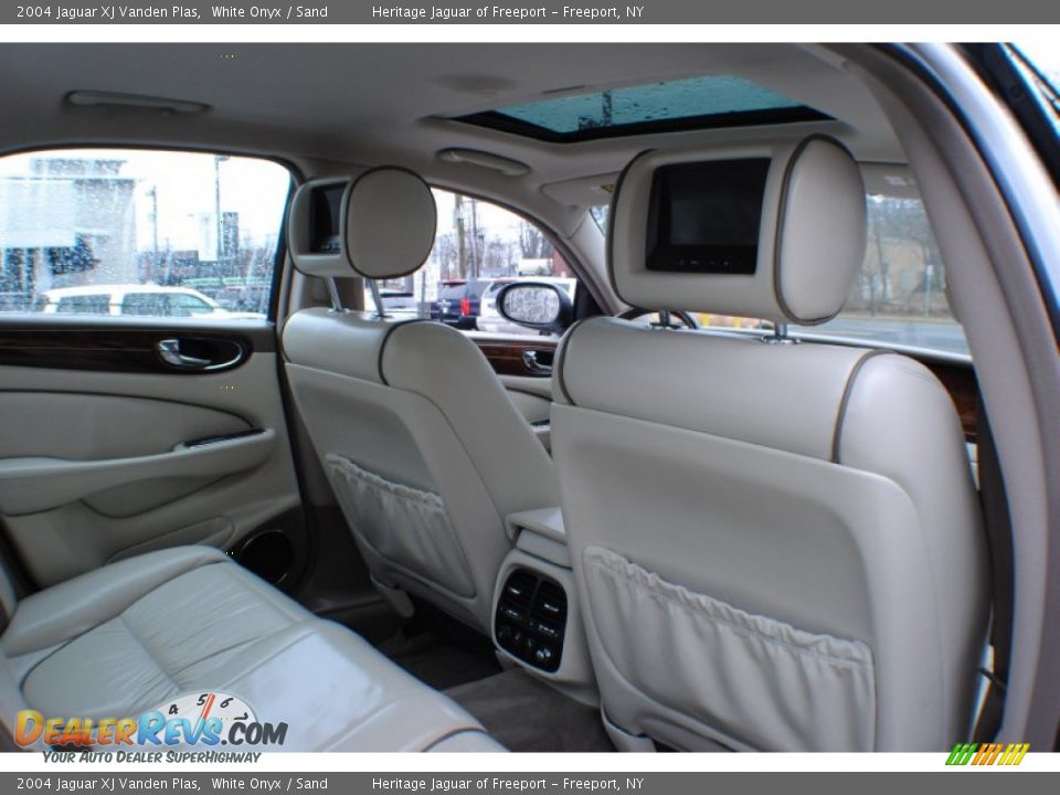 2004 Jaguar XJ Vanden Plas White Onyx / Sand Photo #14