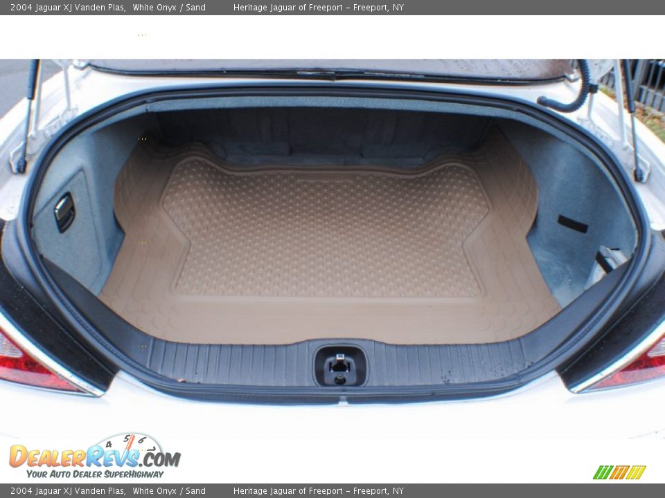 2004 Jaguar XJ Vanden Plas White Onyx / Sand Photo #15