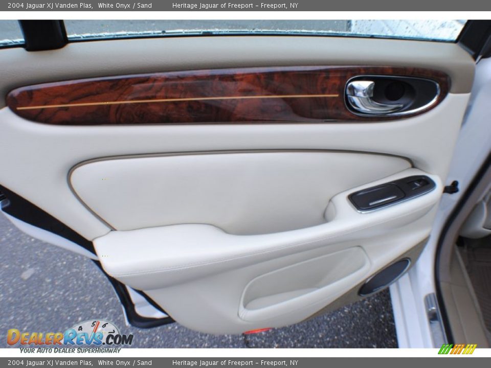 2004 Jaguar XJ Vanden Plas White Onyx / Sand Photo #16