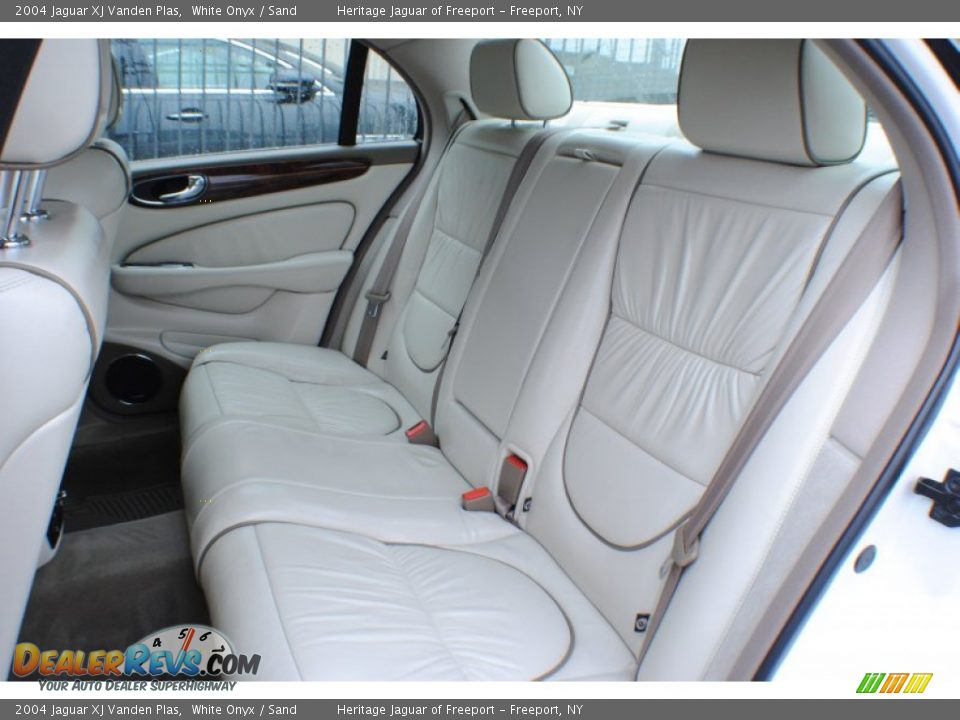 2004 Jaguar XJ Vanden Plas White Onyx / Sand Photo #17