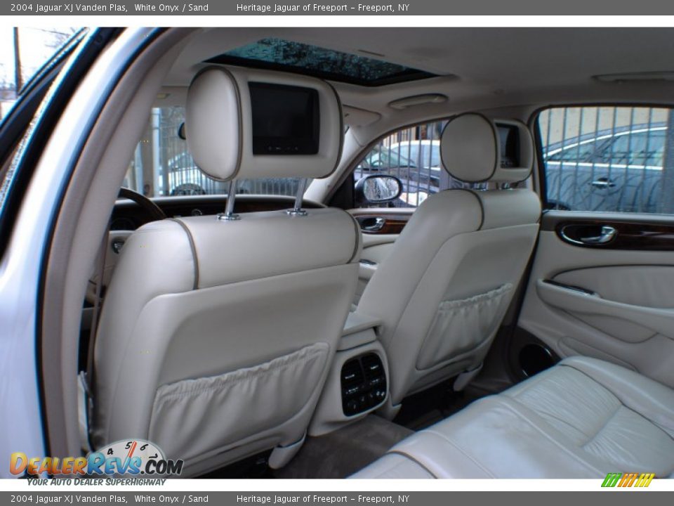 2004 Jaguar XJ Vanden Plas White Onyx / Sand Photo #18