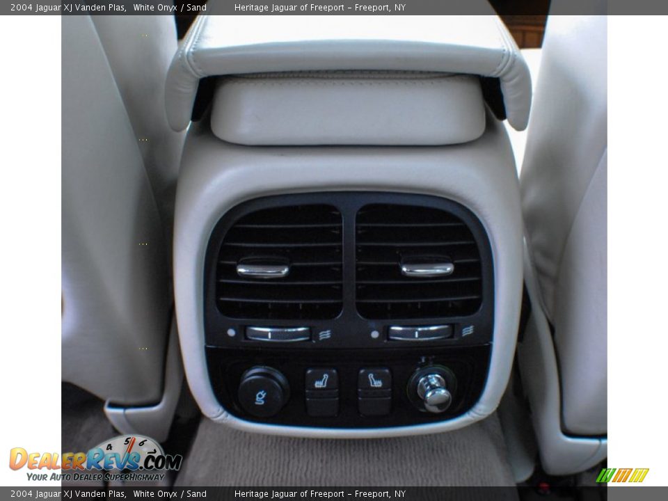 2004 Jaguar XJ Vanden Plas White Onyx / Sand Photo #19