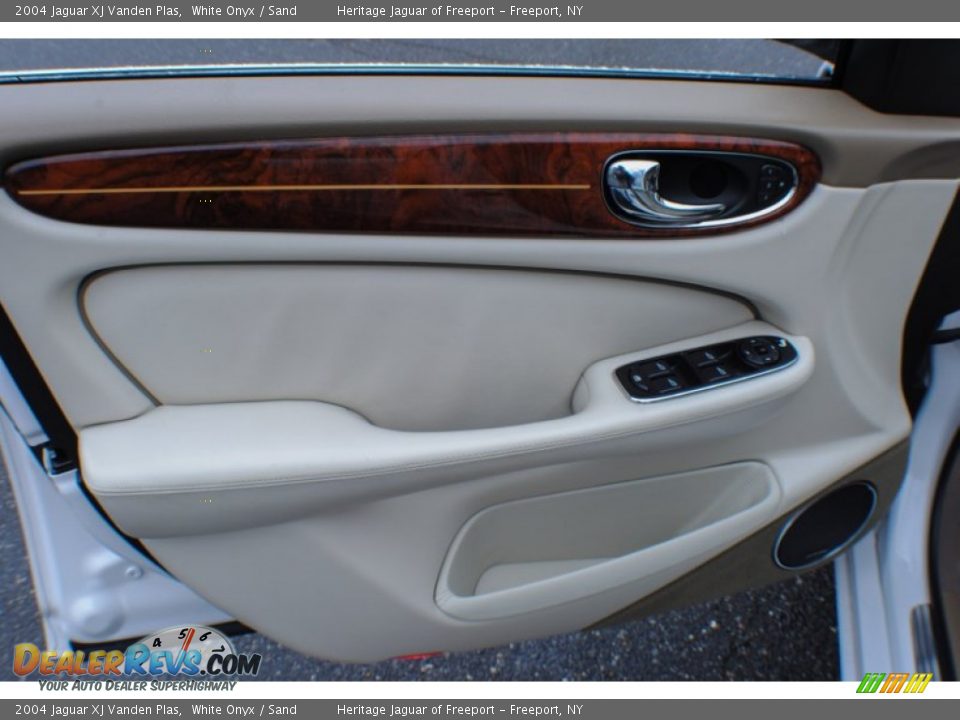 2004 Jaguar XJ Vanden Plas White Onyx / Sand Photo #20