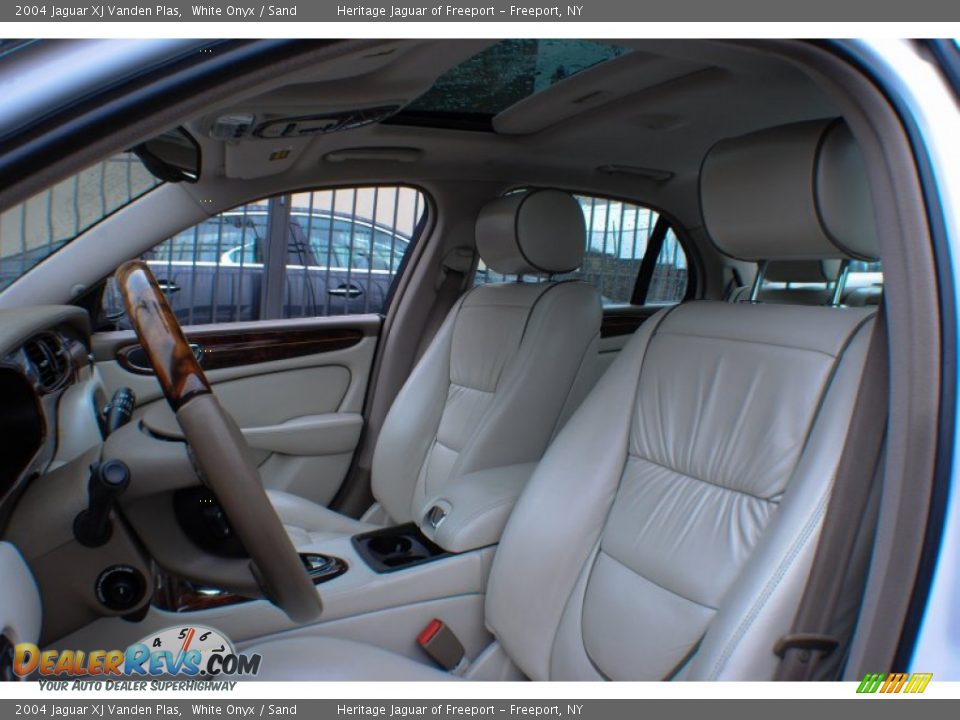 2004 Jaguar XJ Vanden Plas White Onyx / Sand Photo #21