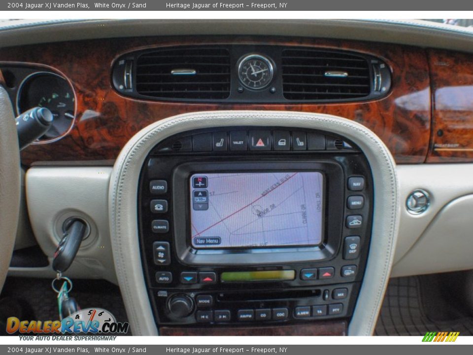 2004 Jaguar XJ Vanden Plas White Onyx / Sand Photo #22