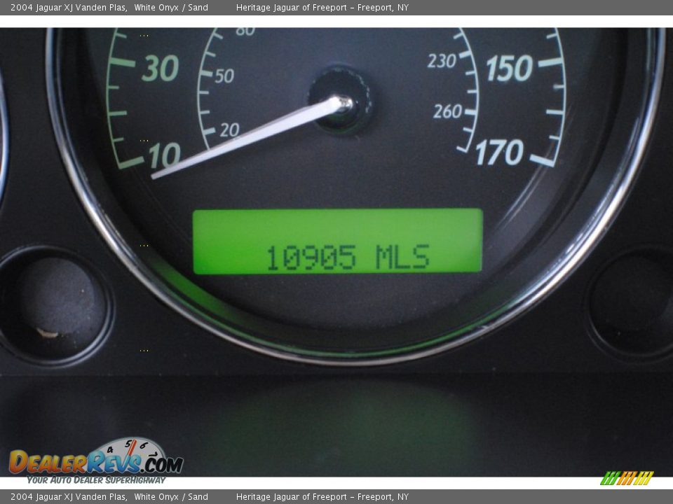 2004 Jaguar XJ Vanden Plas White Onyx / Sand Photo #24