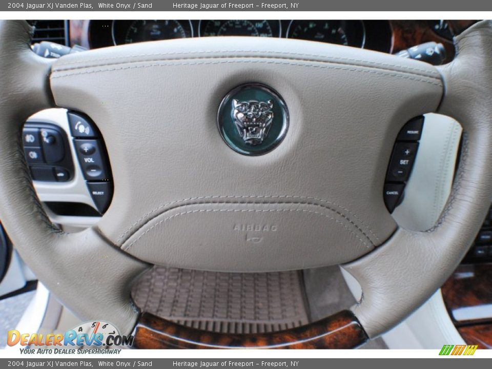 2004 Jaguar XJ Vanden Plas White Onyx / Sand Photo #25