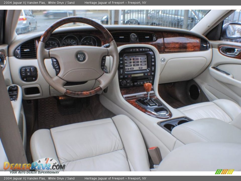 2004 Jaguar XJ Vanden Plas White Onyx / Sand Photo #26